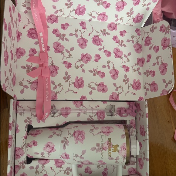 Stanley x LoveShackFancy 40 oz - Picture 3 of 4